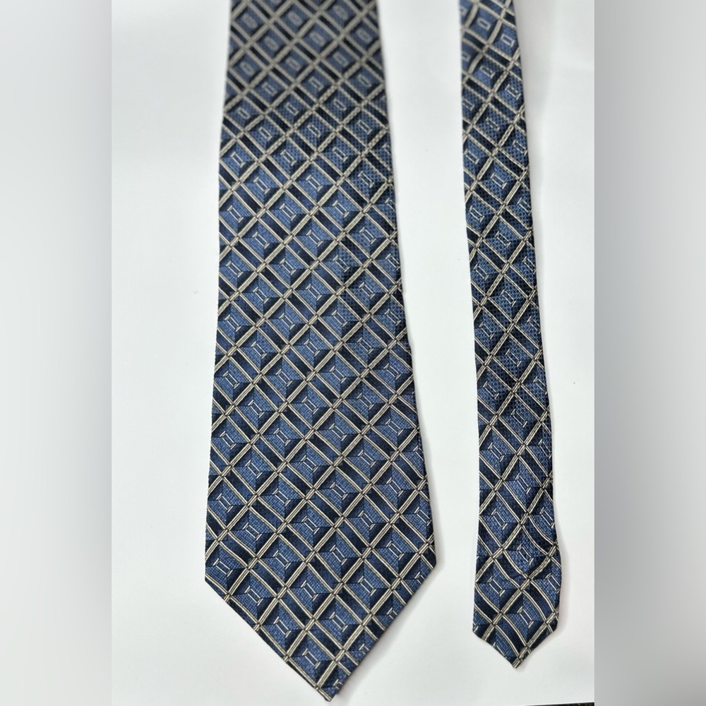 Paco Rabbane Paris Elegant Blue and Gray Men's Tie 100% Imported Silk made in US